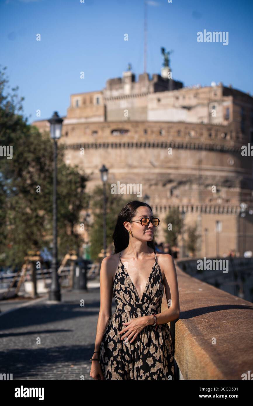 Immagini di viaggio e culturali di Roma che evidenziano il Vaticano, la Basilica di San Pietro, il Colosseo, la Fontana di Trevi, il Pantheon, e romantici momenti d Foto Stock