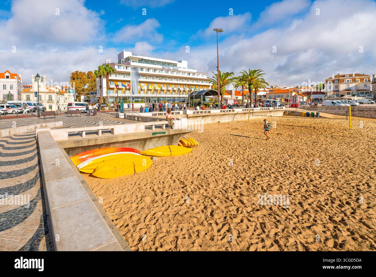 La spiaggia sabbiosa di Praia da Ribeira con la città vecchia e il lungomare dietro nella pittoresca cittadina di Cascais, in Portogallo, vicino a Lisbona ed Estoril. Foto Stock