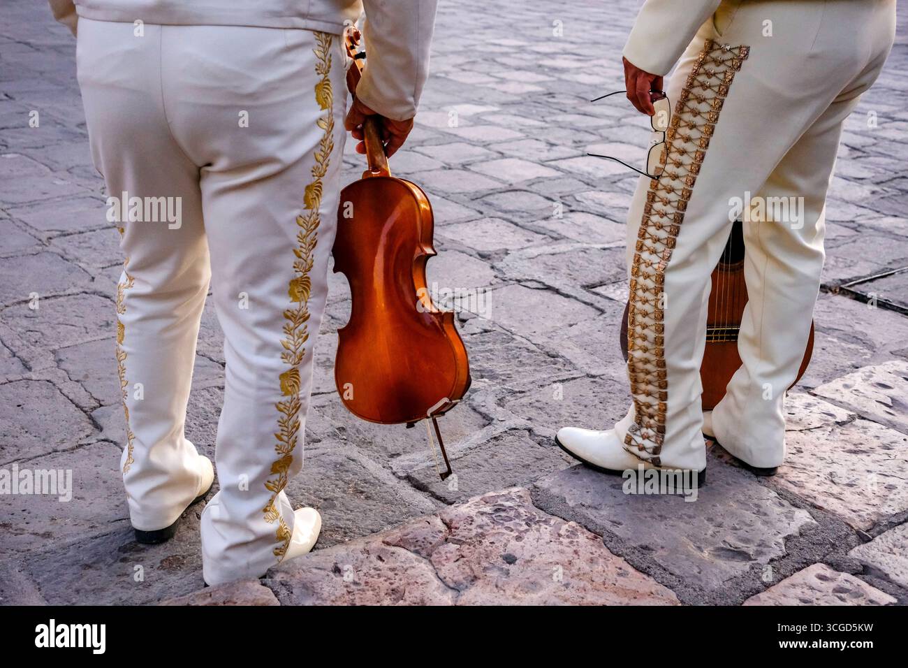 San Miguel de Allende, Messico - 8 febbraio 2025: Dettaglio di un musicista mariachi con un violino a San Miguel de Allende, Guanajuato, Messico. Foto Stock