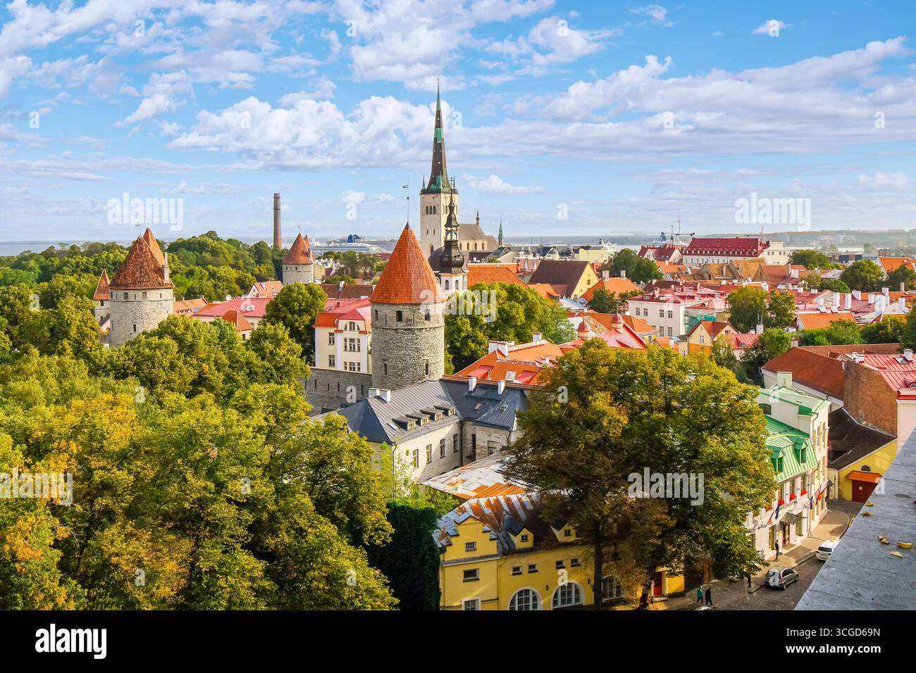La città medievale fortificata di Tallinn, in Estonia, con il Mar Baltico in lontananza visto dalla collina di Toompea. Foto Stock
