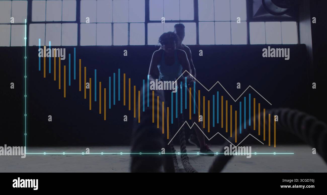 Allenatori e addestratori di corde da battaglia che si allenano in palestra, appassionati industriali Foto Stock