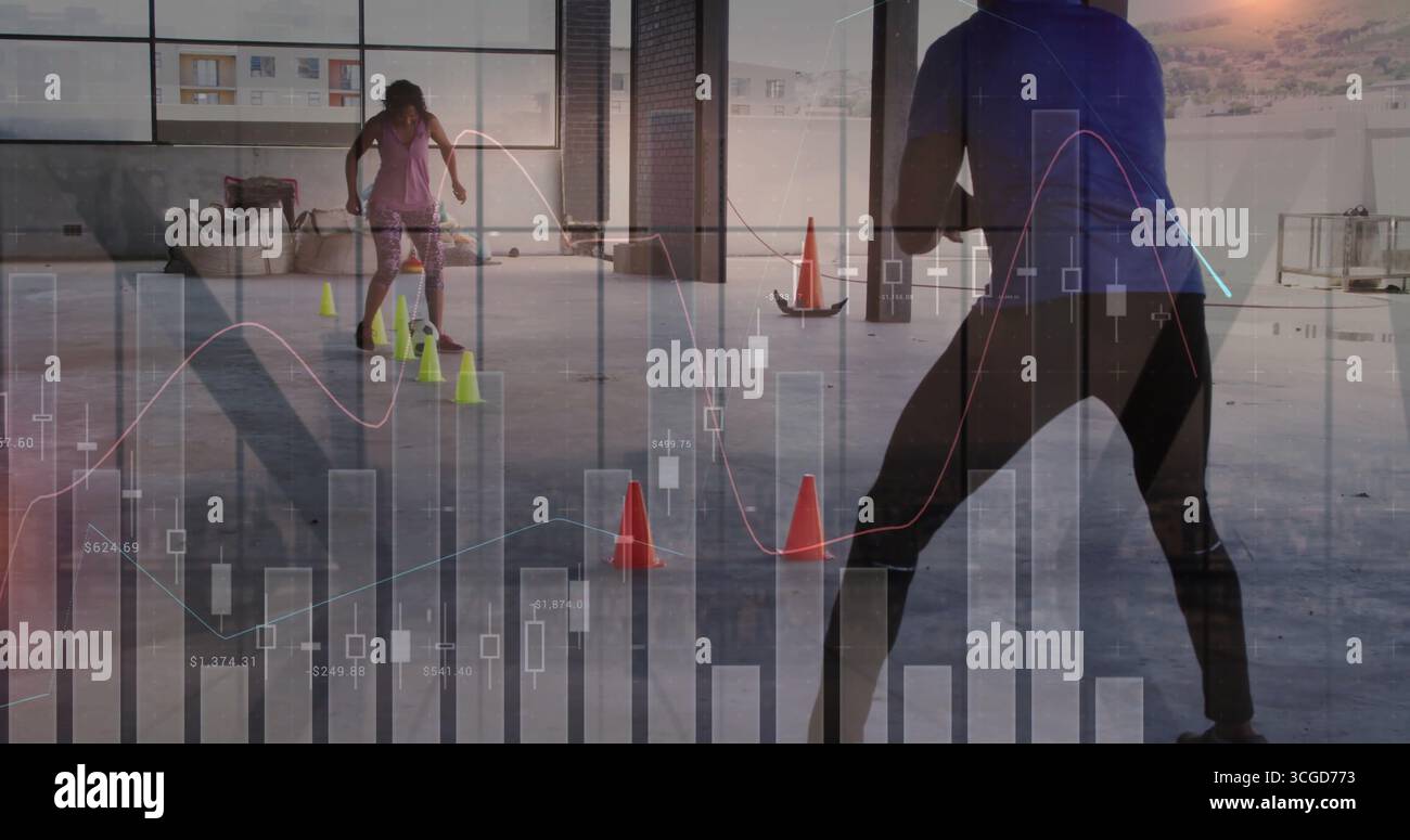 Navigare con i coni al neon, indossare abbigliamento sportivo per muoversi all'interno della palestra del magazzino con sovrapposizione dei dati Foto Stock