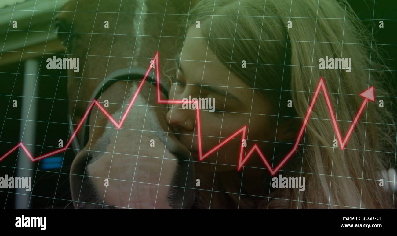 Premendo la guancia contro la museruola dei cavalli nell'Aia, indossando una giacca invernale con griglia e sovrapposizione cartografica Foto Stock