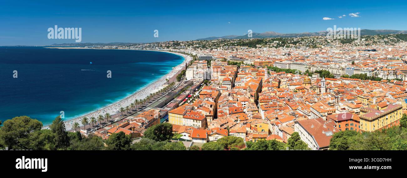 Vista panoramica ad angolo alto della città vecchia di Nizza e della Promenade des Anglais, delle Alpi marittime, della Costa Azzurra, della Francia Foto Stock