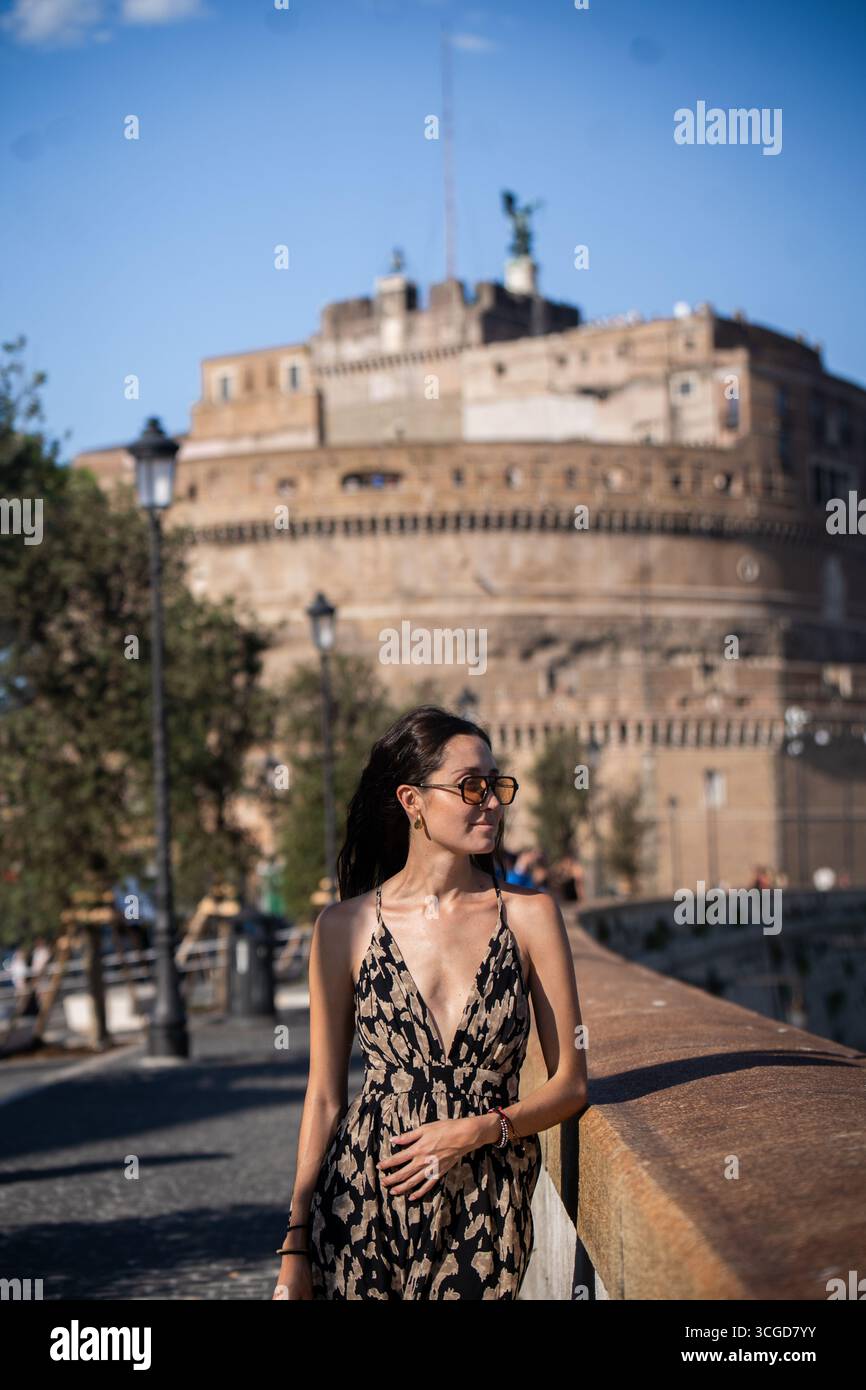 Immagini di viaggio e culturali di Roma che evidenziano il Vaticano, la Basilica di San Pietro, il Colosseo, la Fontana di Trevi, il Pantheon, e romantici momenti d Foto Stock