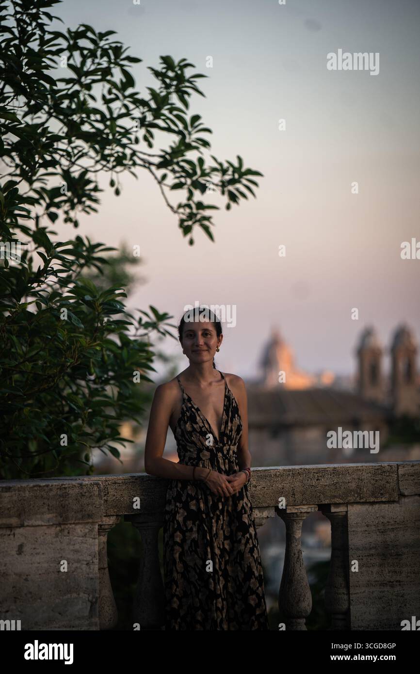 Immagini di viaggio e culturali di Roma che evidenziano il Vaticano, la Basilica di San Pietro, il Colosseo, la Fontana di Trevi, il Pantheon, e romantici momenti d Foto Stock