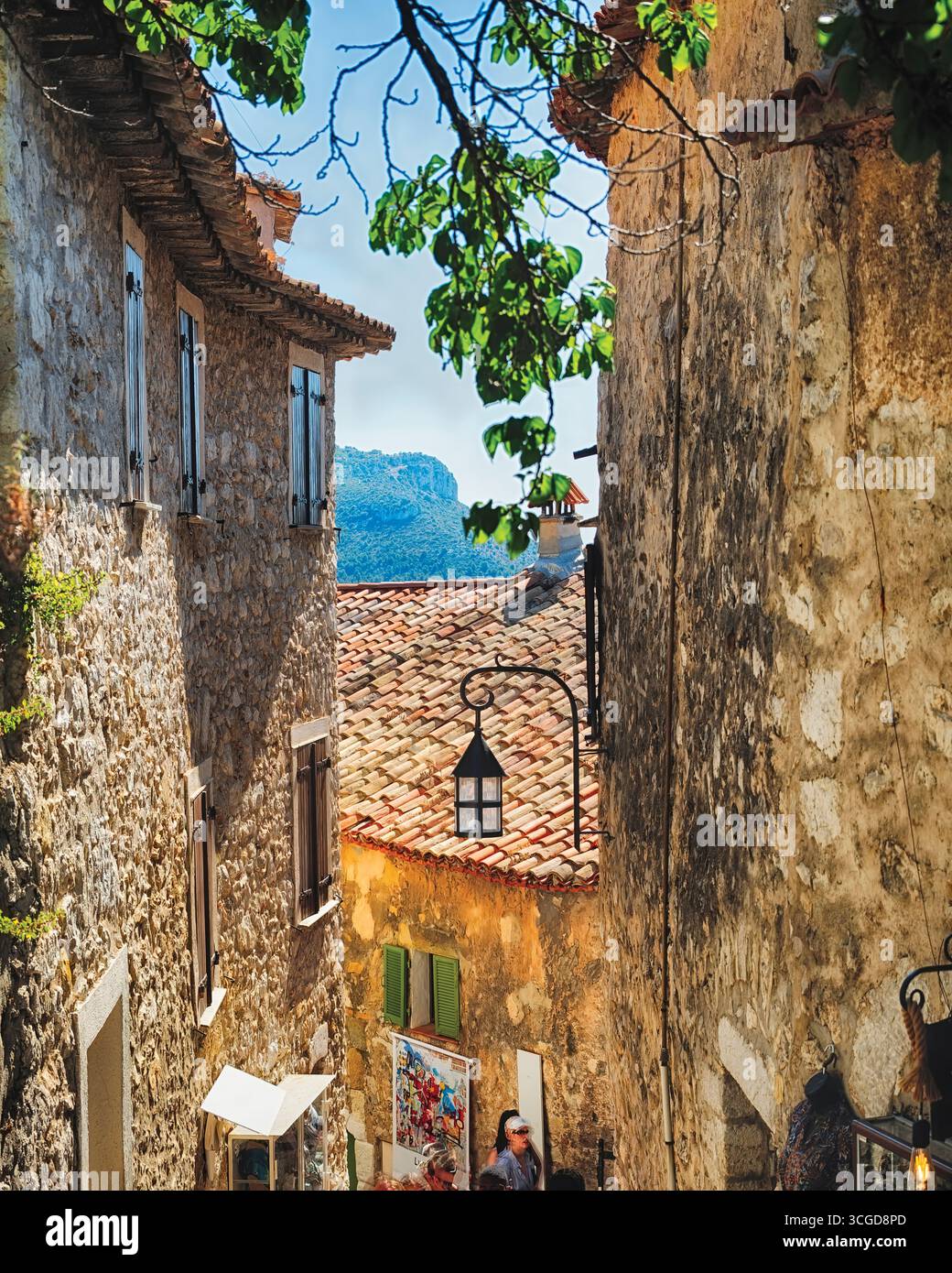 Vista ad angolo alto di una strada stretta con case medievali, Eze Village, Alpes Maritimes, Costa Azzurra, Francia. Foto Stock