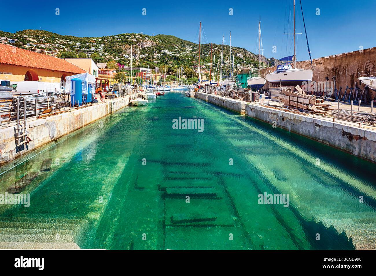 Molo di Wet Dock nella storica Port Royal con le barche in riparazione, Villefranche-Sur-Mer, Alpes Maritimes, Costa Azzurra, Francia Foto Stock