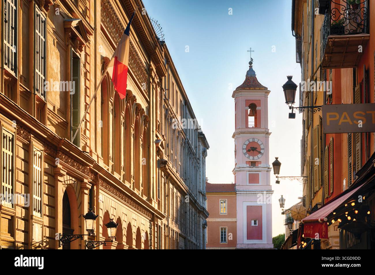 Vista ad angolo basso di una torre dell'orologio nel quartiere amministrativo governativo, Nizza vecchia, Alpi marittime, Costa Azzurra, Francia Foto Stock