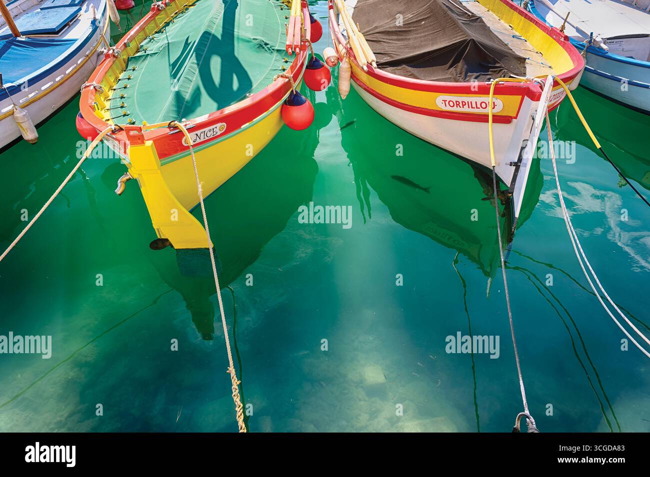 Piccole imbarcazioni da pesca tradizionali ormeggiate a Port Lympia, Nizza, Alpes Maritimes, Costa Azzurra, Francia Foto Stock