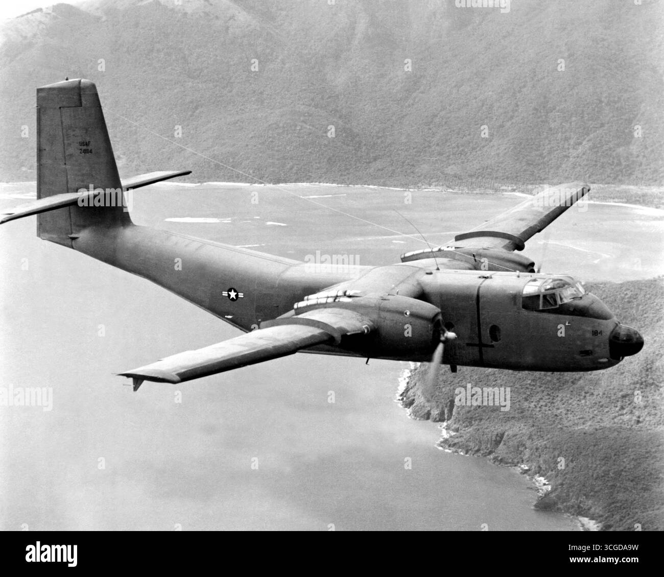 Una C-7 Caribou aeromobili, trasferiti dall'U.S. Esercito per la Air Force Il 1 gennaio viene utilizzato per materiali di consumo airlifting per inoltrare avamposti in Vietnam. Con un carico utile massimo di tre tonnellate, il C-7A è in grado di estrarre e cancellare un 50-piede ostacolo in circa 1.200 piedi. Gli aeromobili utilizzati per lo sbarco a breve, unimproved aerodromi, può atterrare su un mille piedi di pista. Foto Stock