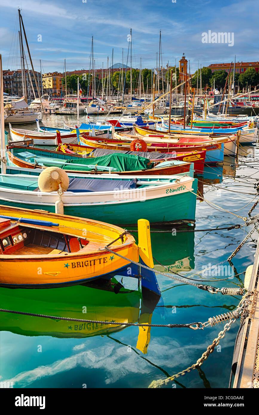 Porto di Nizza con piccole imbarcazioni da pesca tradizionali Foto Stock