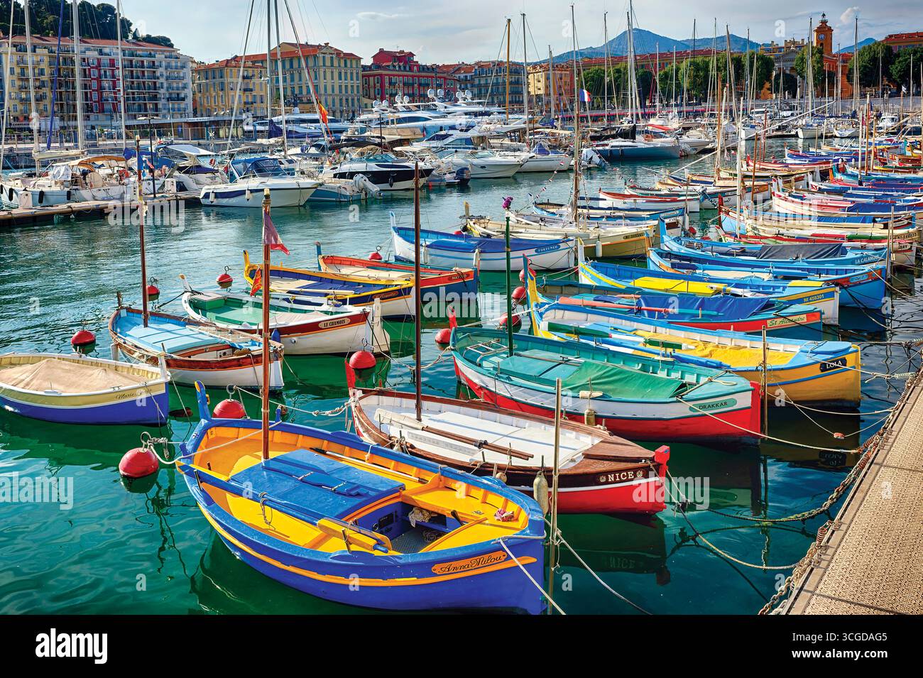 Porto di Nizza con piccole imbarcazioni da pesca tradizionali Foto Stock