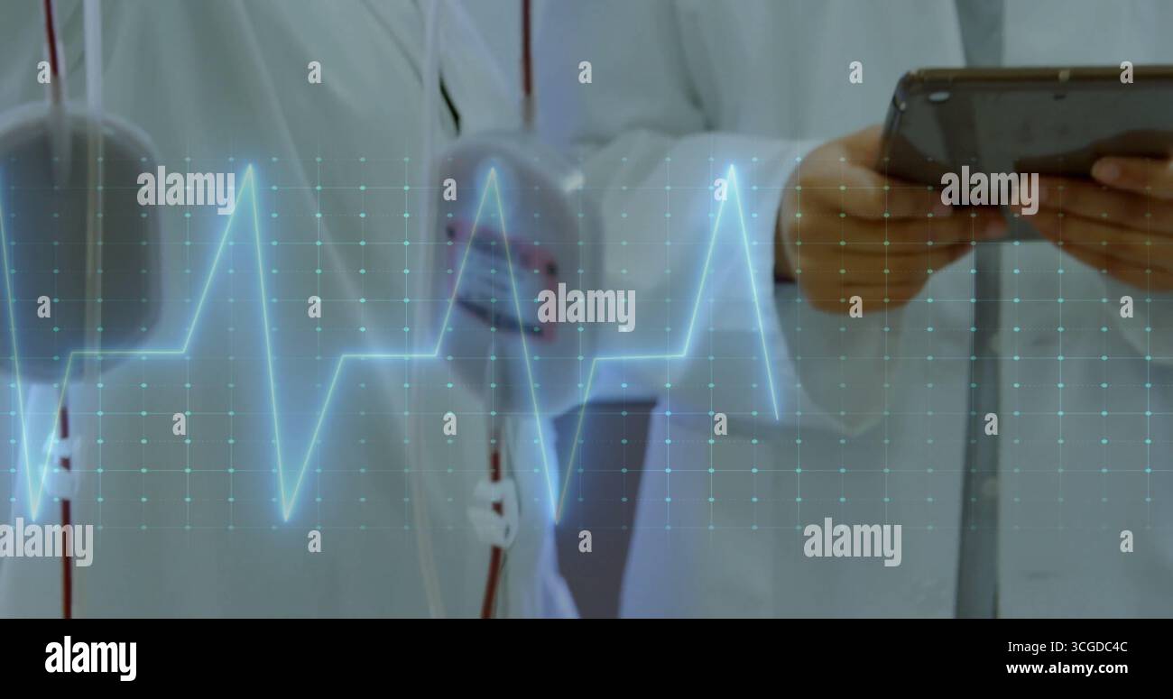 Medici che monitorano la pompa di infusione con sacche IV e tubi mediante tablet in ospedale, con sovrapposizione ECG Foto Stock