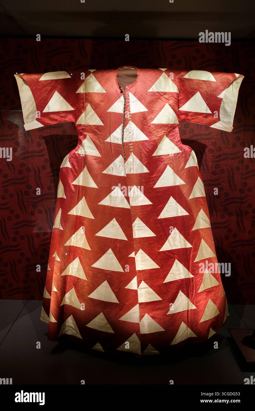 Turchia: Un kaftan dei primi anni del XVII secolo (seta e cotone), Galleria dell'abbigliamento Imperiale, Palazzo Topkapi, Distretto di Fatih, Istanbul. Il kaftan è originario dell'Asia ed è stato indossato da un certo numero di culture in tutto il mondo per migliaia di anni. Era l'abbigliamento preferito indossato negli stati turchi dell'Asia centrale, nell'Impero turco in India, nei turchi selgiuchidi e negli ottomani. Foto Stock
