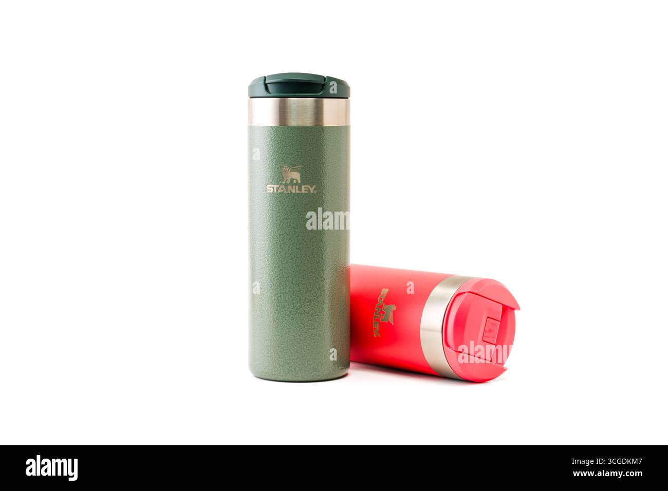 Antalya, Turchia - 17 agosto 2025: Tazza Stanley Aerolight Transit di colore verde e corallo resistente per bevande calde e fredde Foto Stock