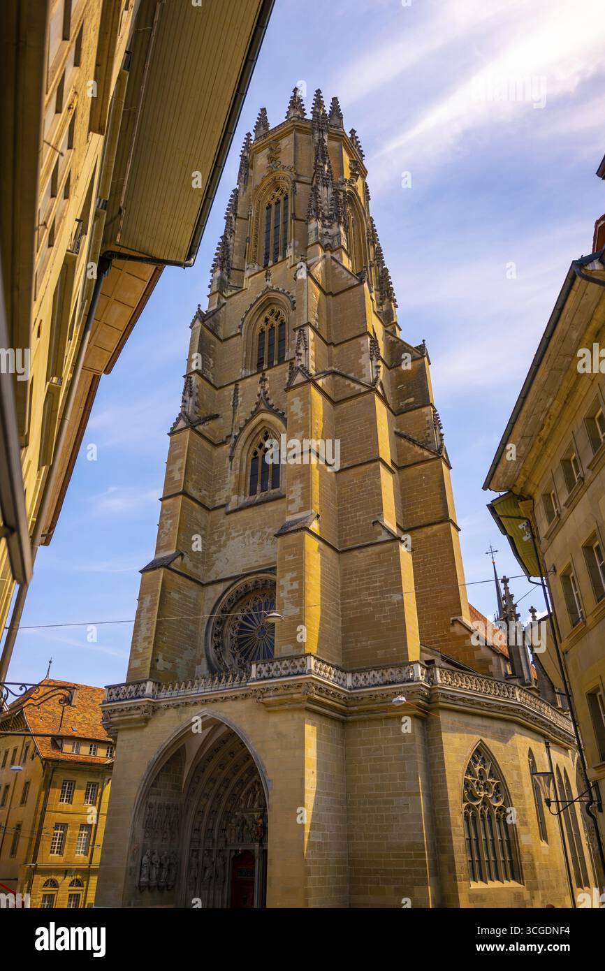 Porta d'ingresso alla Cattedrale e con Torre nel centro storico medievale in una giornata estiva soleggiata a Friburgo, Canton Friburgo, Svizzera Foto Stock
