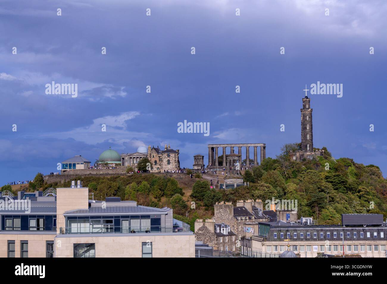 Calton Hill Edimburgo con turisti alle colonne greche e al Monumento Nelson Foto Stock