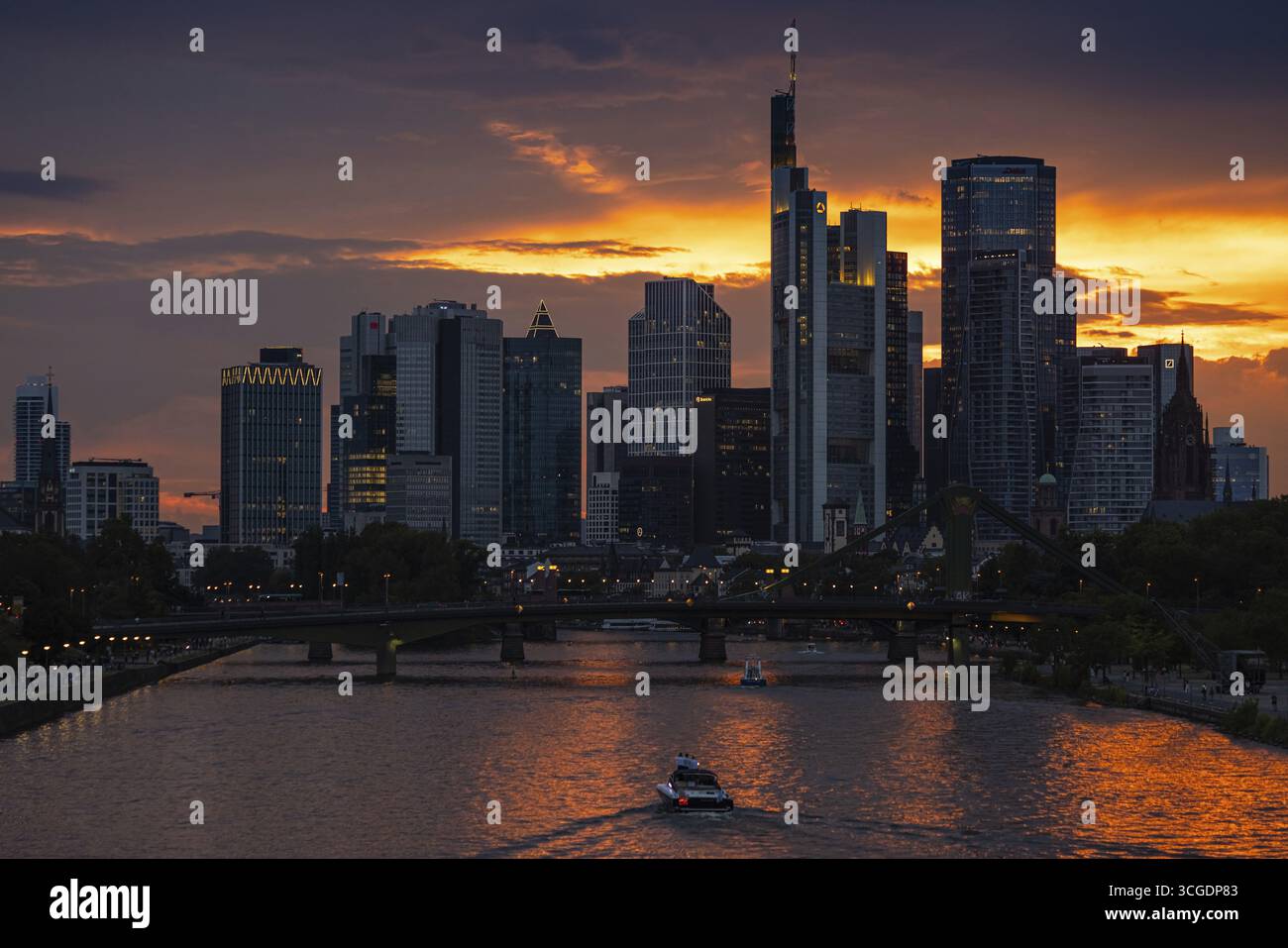 Il sole attraversa le nuvole dietro lo skyline bancario di Francoforte poco di fronte al tramonto, Francoforte sul meno, Assia, Germania Foto Stock
