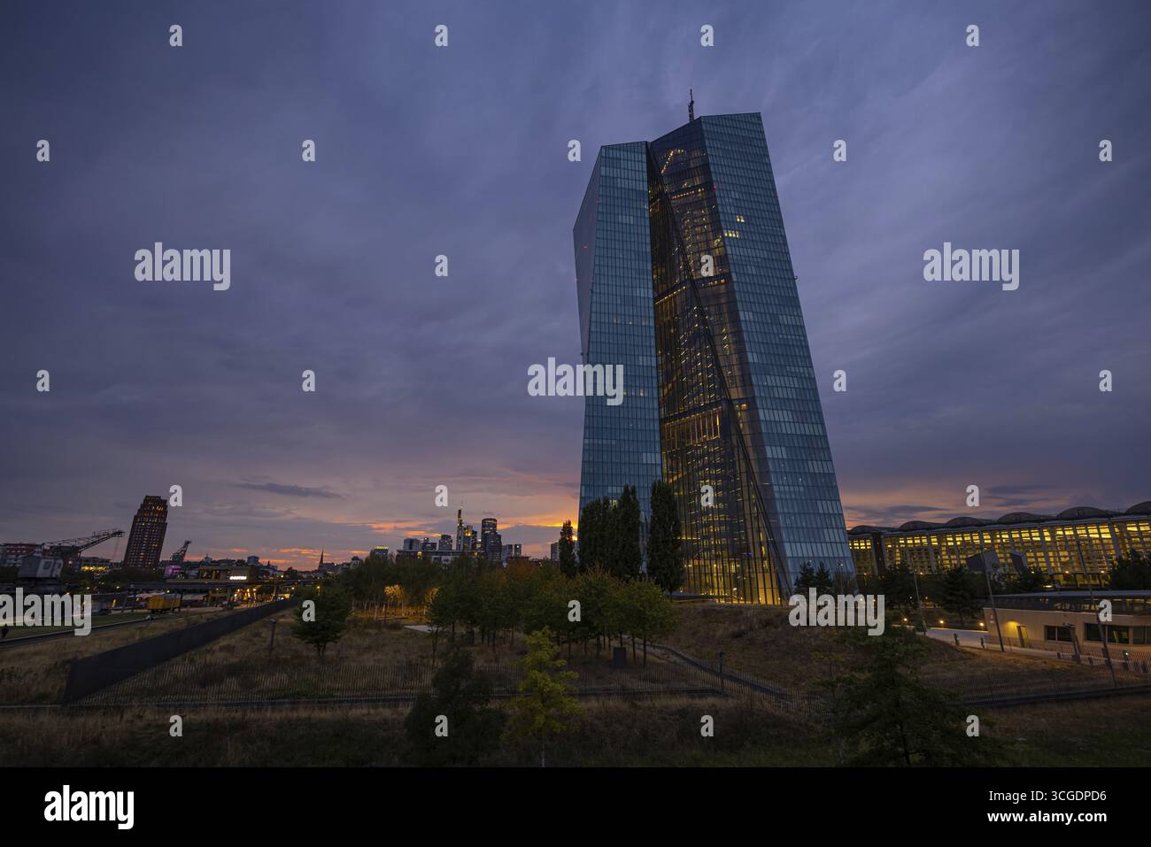 Le nuvole passano sopra la sede della Banca centrale europea (BCE) a Francoforte sul meno poco dopo il tramonto, Francoforte sul meno, Assia, Germania Foto Stock
