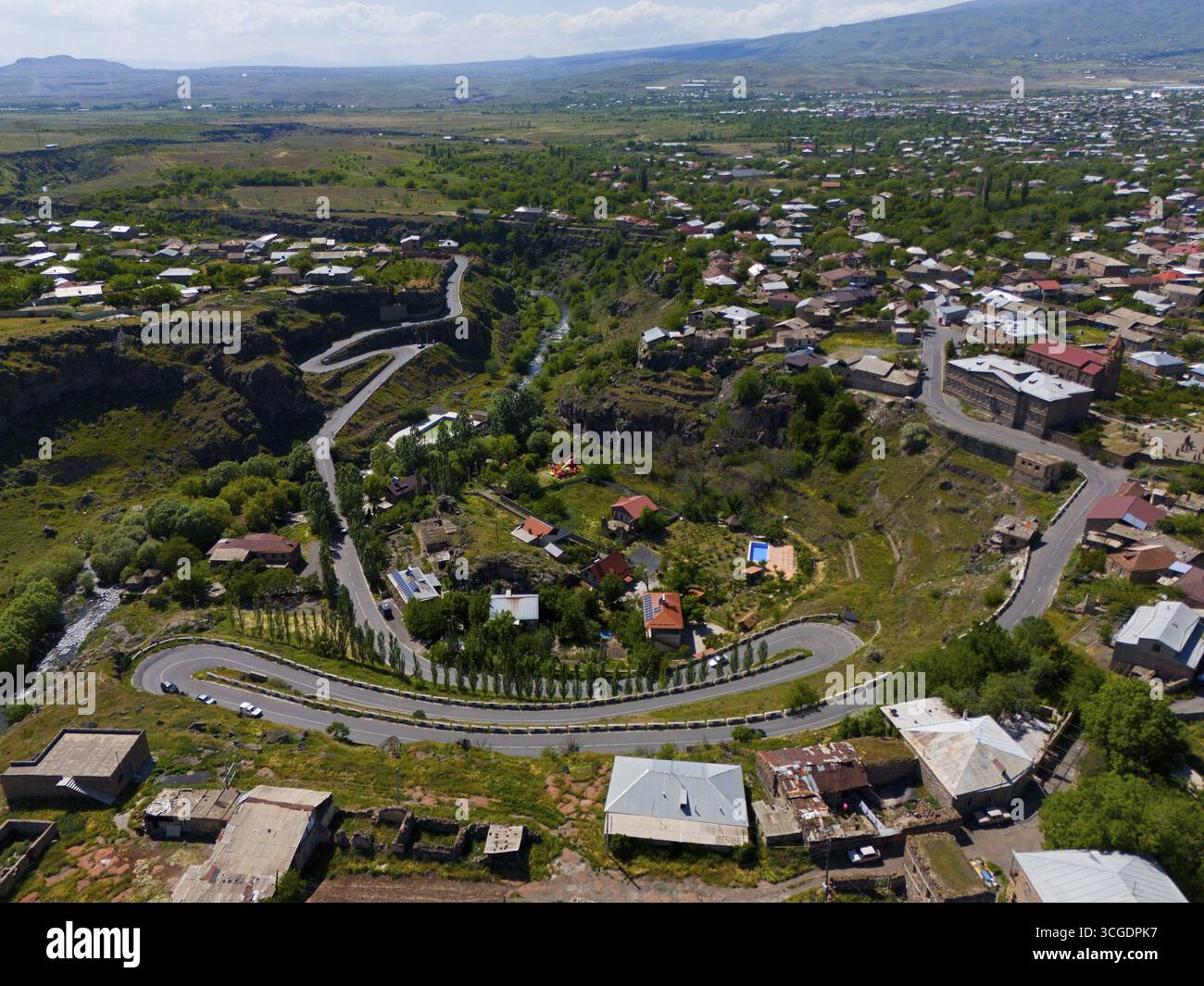 Case e strade in un paesaggio urbano collinare con alberi e aree verdi, vista aerea, Oskahan, Oshakan, oTakan, provincia di Aragazotn, Armenia Foto Stock
