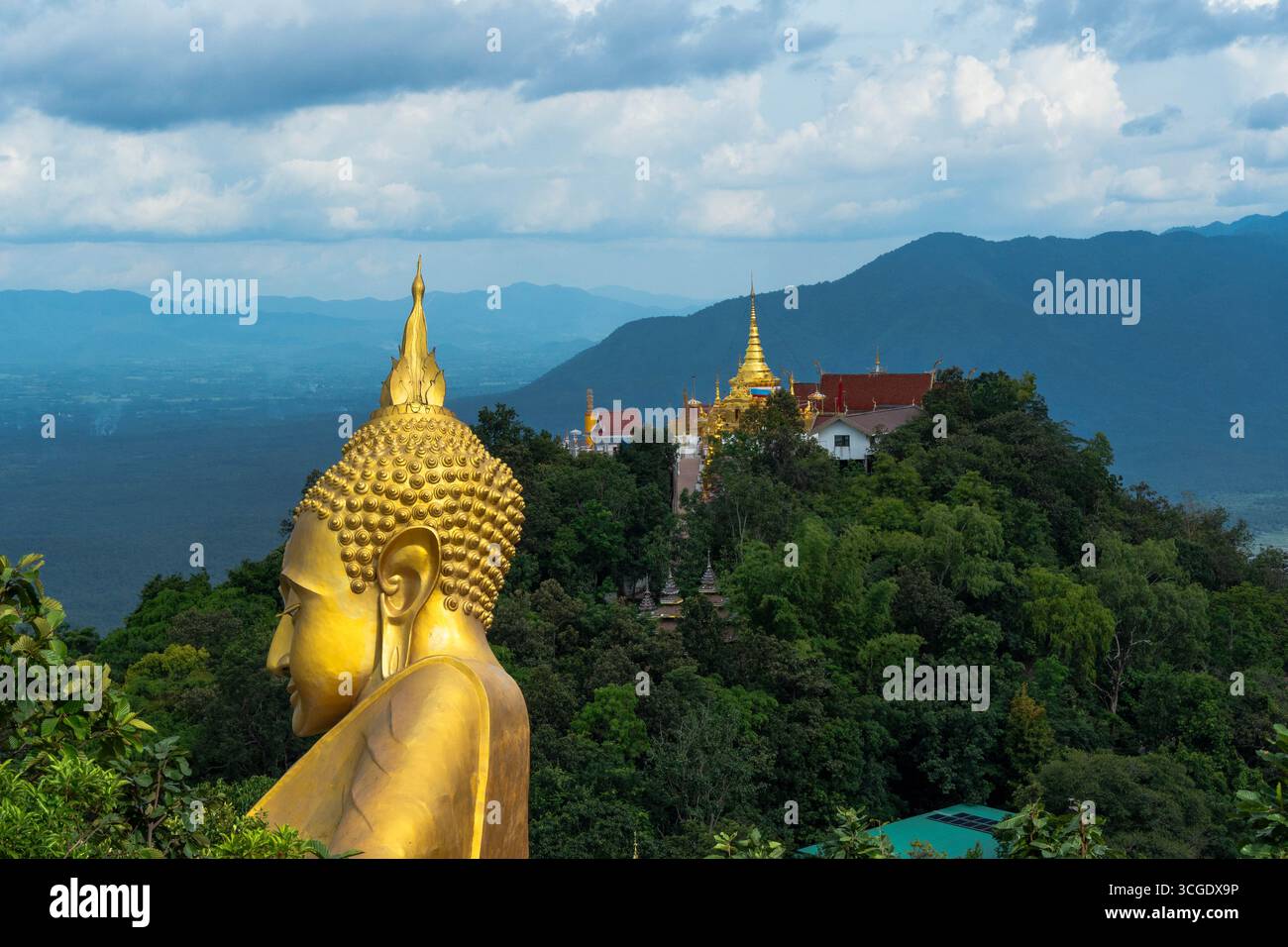 Vista frontale della diga rossa con forte rilascio d'acqua. Foto Stock