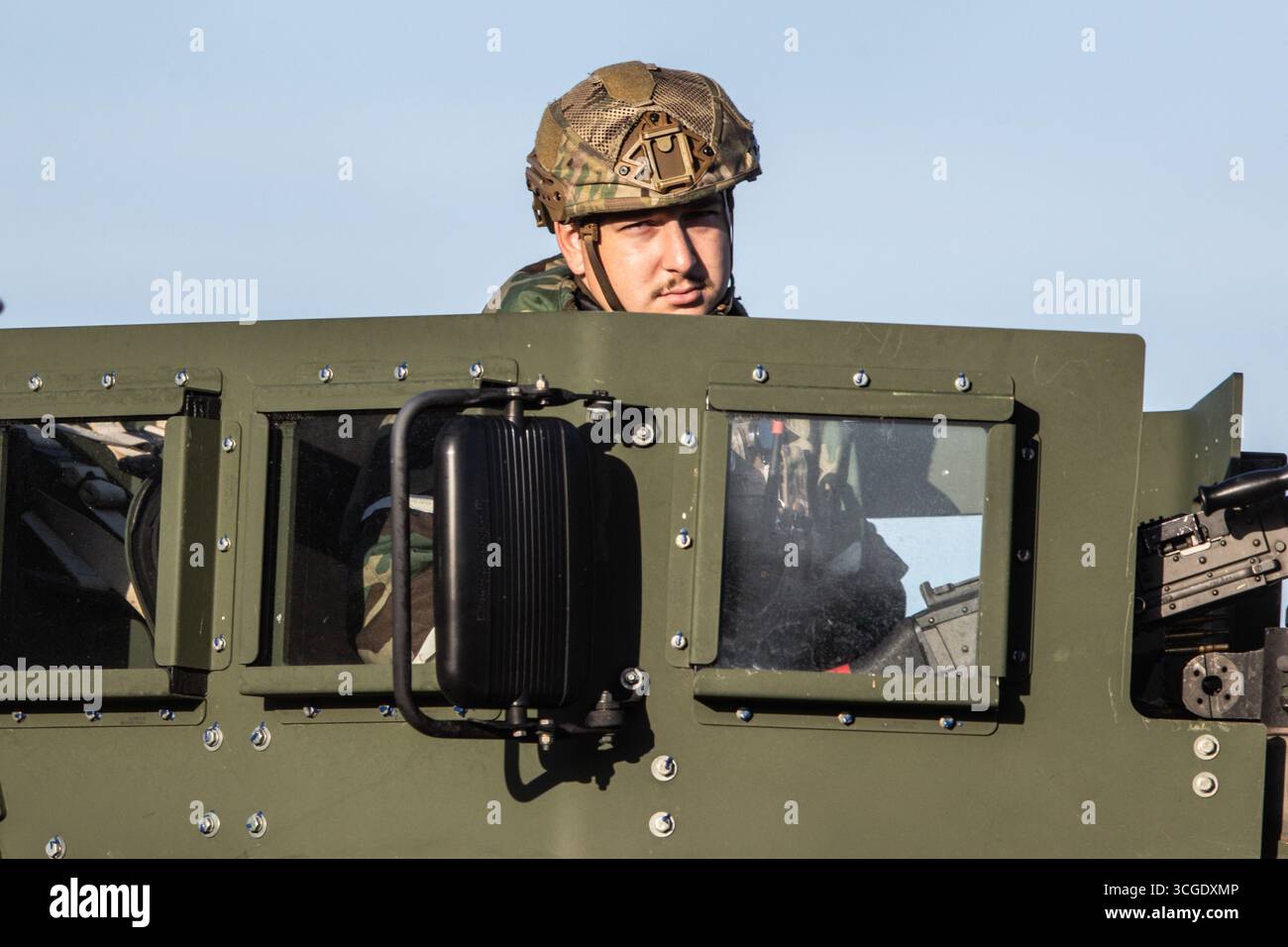 Il personale assegnato al 48th Fighter Wing conduce un'esercitazione di preparazione al combattimento presso la RAF Lakenheath, Lakenheath, Regno Unito, 28 agosto 2025 (foto di Alfie Cosgrove/News Images) Foto Stock