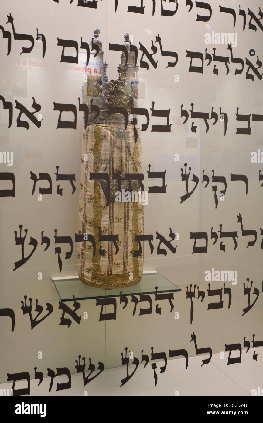 Una torah coperta dietro la scritta ebraica, testo. Al Museo Ebraico di storia ebraica, a Bologna. Foto Stock