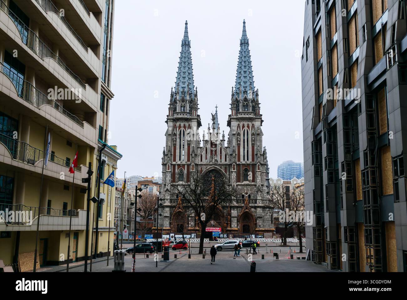 Kiev, Ucraina - 29 dicembre 2024: La Chiesa di San Nicola e i vicini edifici per uffici a Kiev dopo un attacco missilistico russo Foto Stock