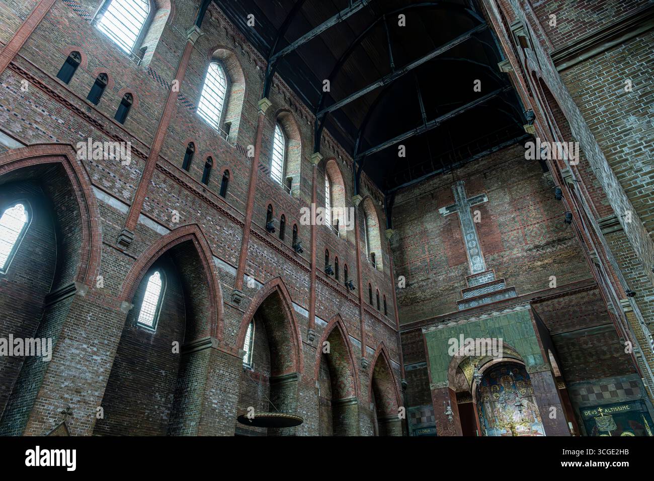 All'interno della Chiesa Anglicana di St. Bartholomew su Ann Street a Brighton. La chiesa neogotica in mattoni rossi è così alta che domina l'area circostante Foto Stock