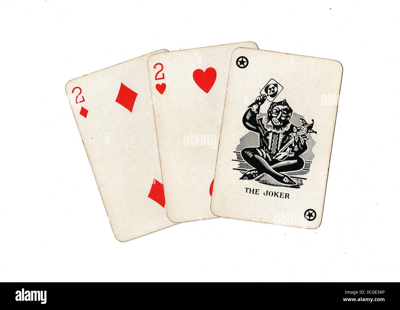 Una mano di carte da gioco vintage che mostra un jolly e un paio di due isolati su uno sfondo bianco. Foto Stock