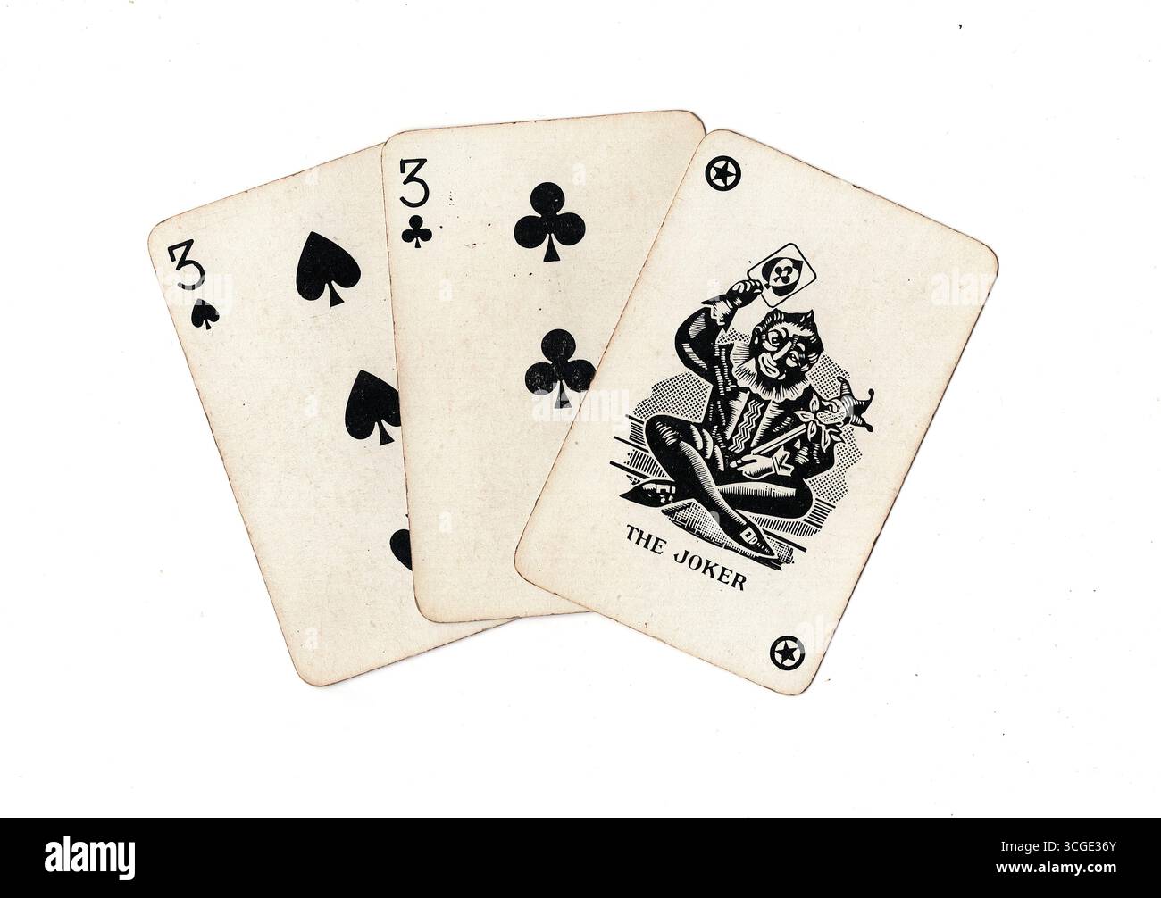 Una mano di carte da gioco vintage che mostra un jolly e un paio di due isolati su uno sfondo bianco. Foto Stock