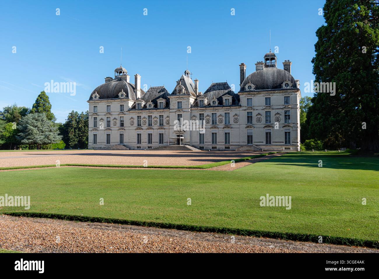 Vista frontale leggermente angolata del Castello di Cheverny a Cheverny, in Francia, sotto un cielo azzurro. Foto Stock