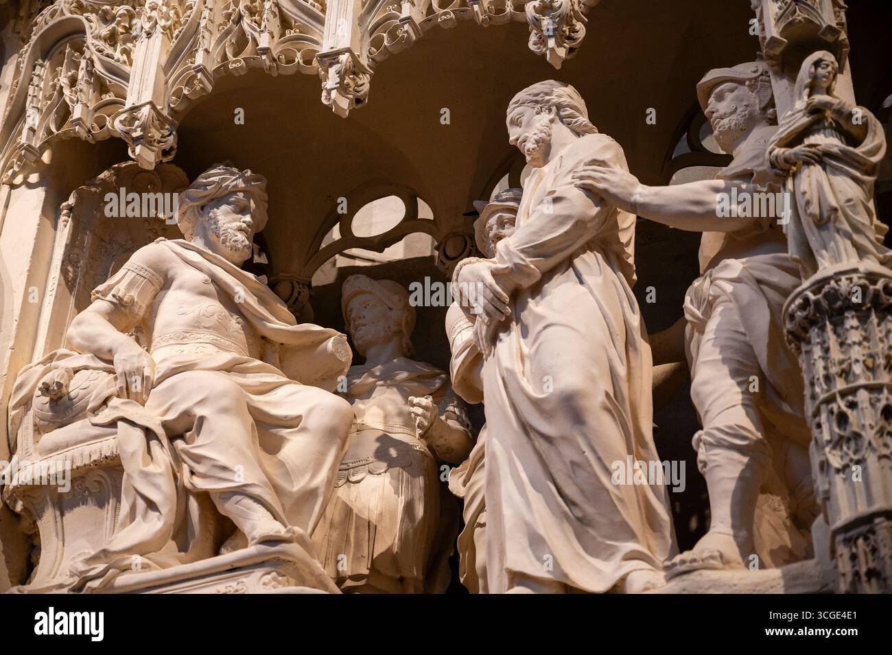 Vista ravvicinata di una scena scultorea medievale raffigurante Cristo davanti a Ponzio Pilato all'interno della Cattedrale di Chartres, in Francia. Foto Stock