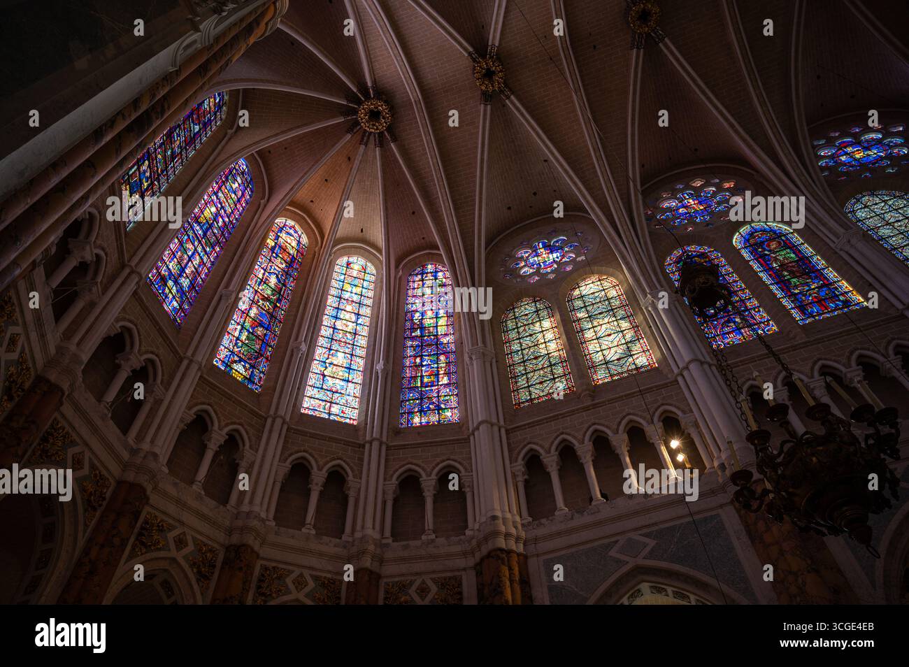 Vista interna dell'abside della Cattedrale di Chartres, in Francia, che mette in risalto il clericale con intricate vetrate e finestre a piombo. Foto Stock
