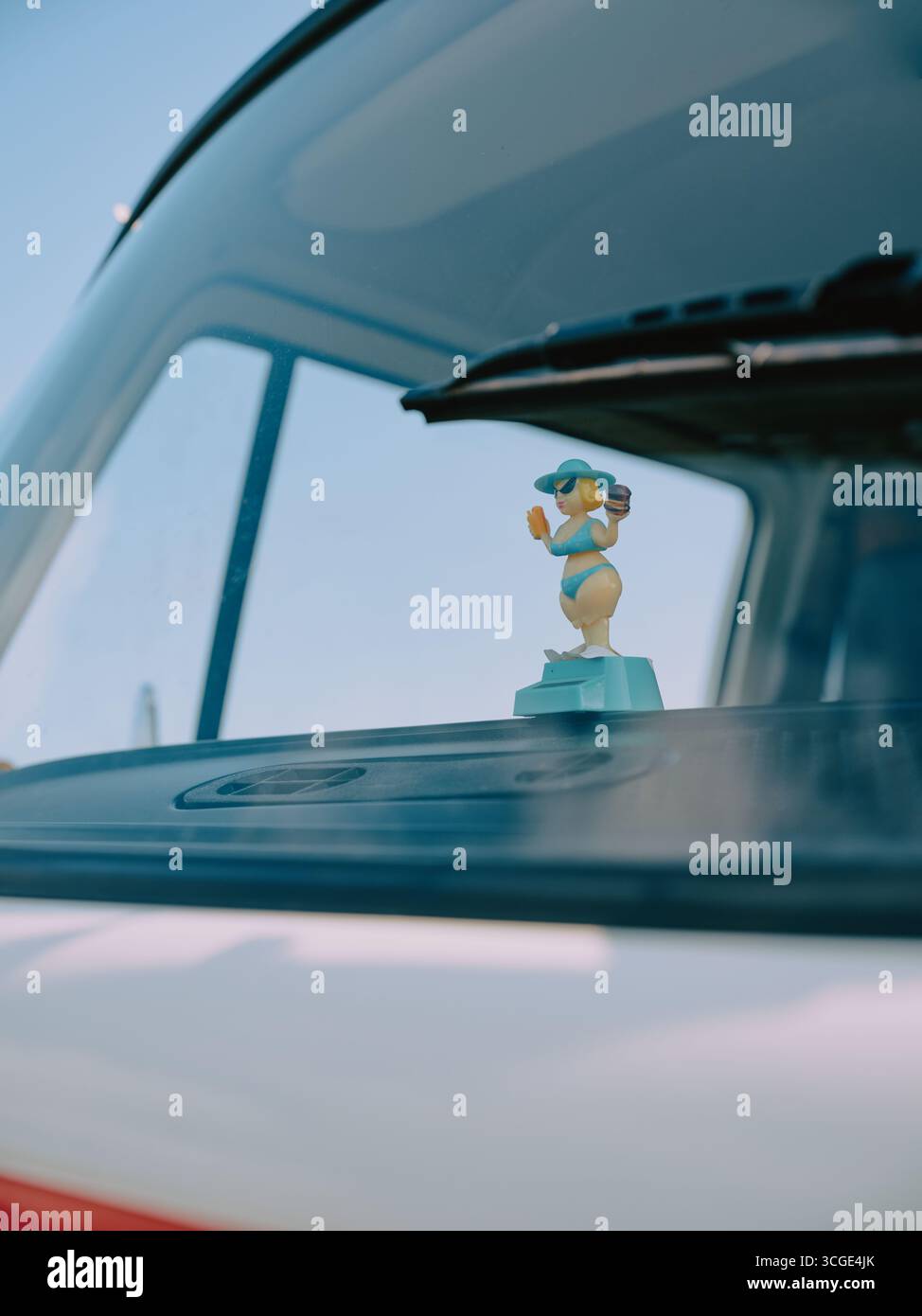 Un classico camper VW rétro d'estate con una figura di plastica danzante estiva - viaggio in estate Foto Stock