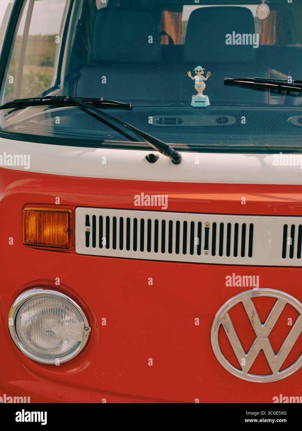 Un classico camper VW rétro d'estate con una figura di plastica danzante estiva - viaggio in estate Foto Stock