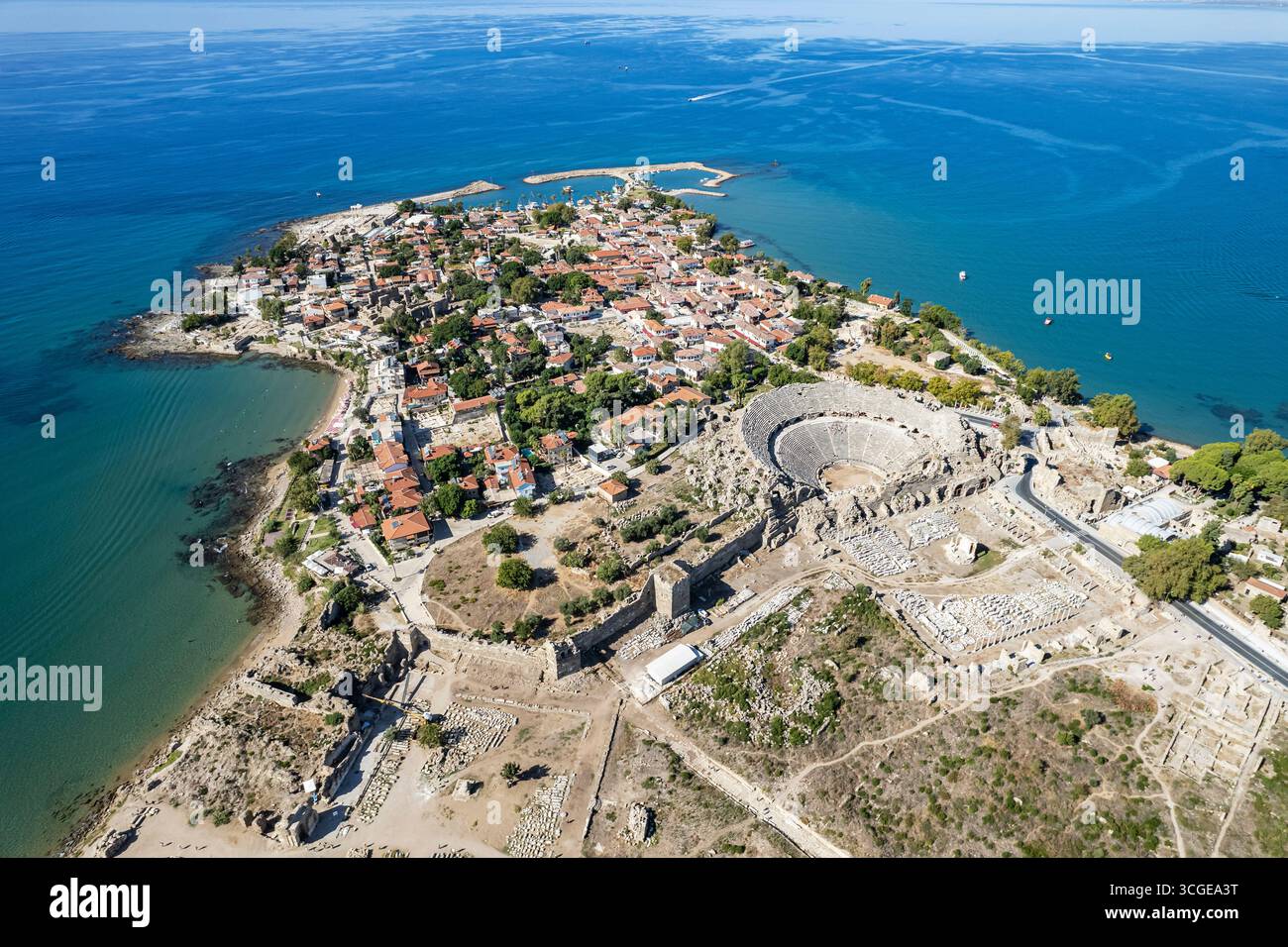 Vista aerea dell'antica città di Side ad Antalya in Turchia, rovine romane storiche, teatro antico, tempio e costa mediterranea Foto Stock