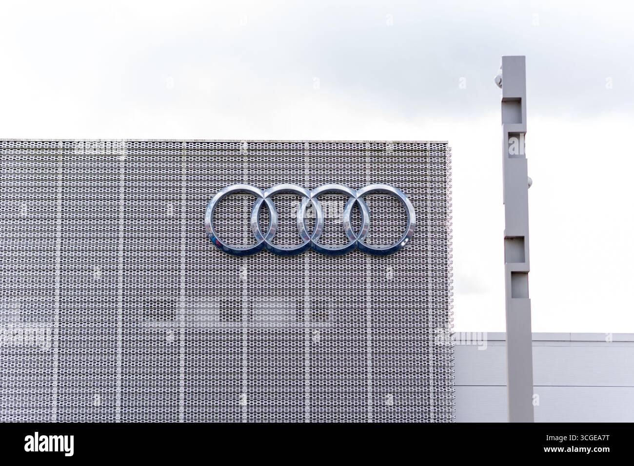 Quattro anelli logo per una concessionaria Audi a Newbury, Berkshire, Inghilterra, Regno Unito Foto Stock