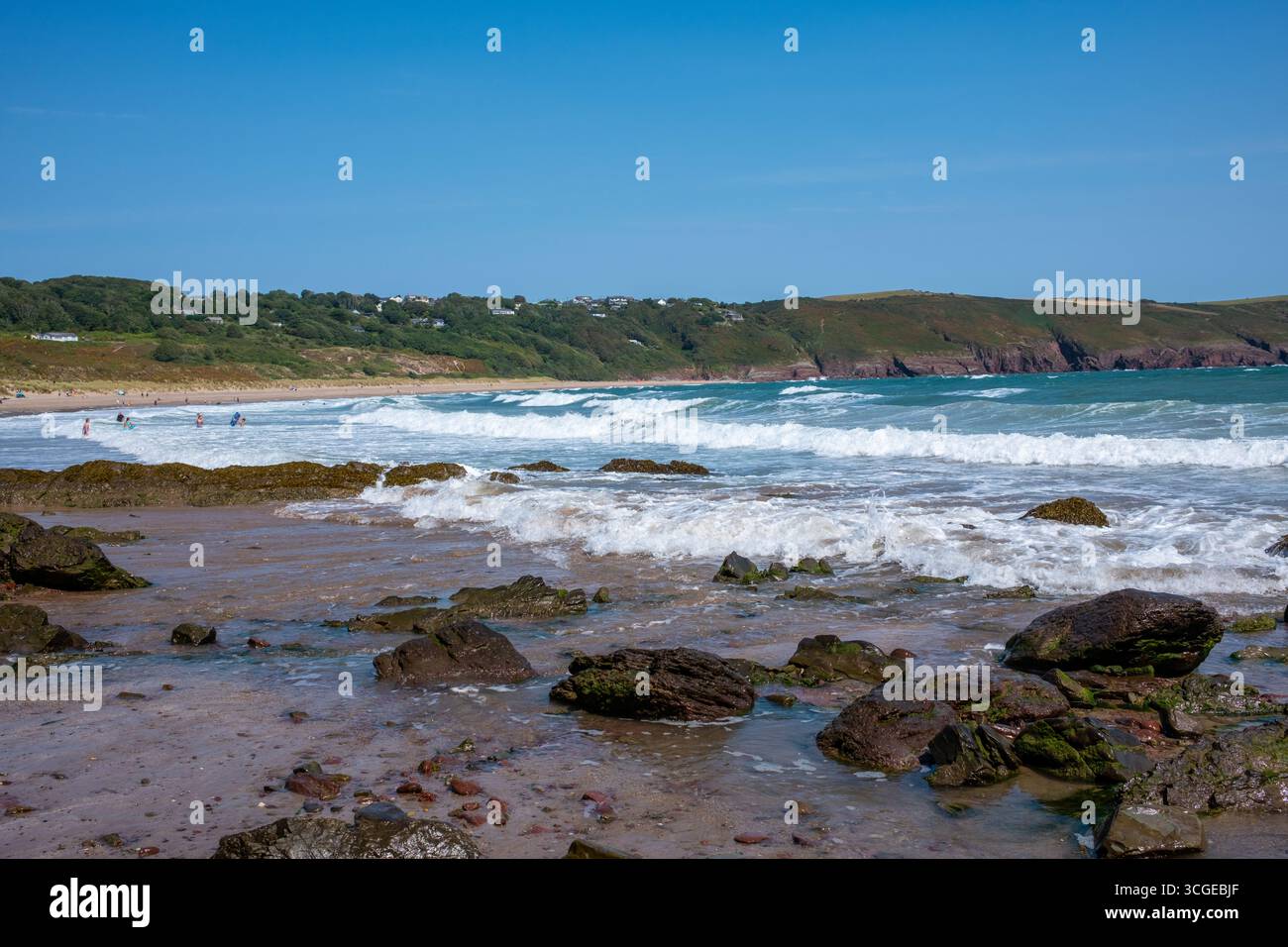 Maree Waves and Rocks on the Beach Freshwater East nel Pembrokeshire West Wales UK Foto Stock