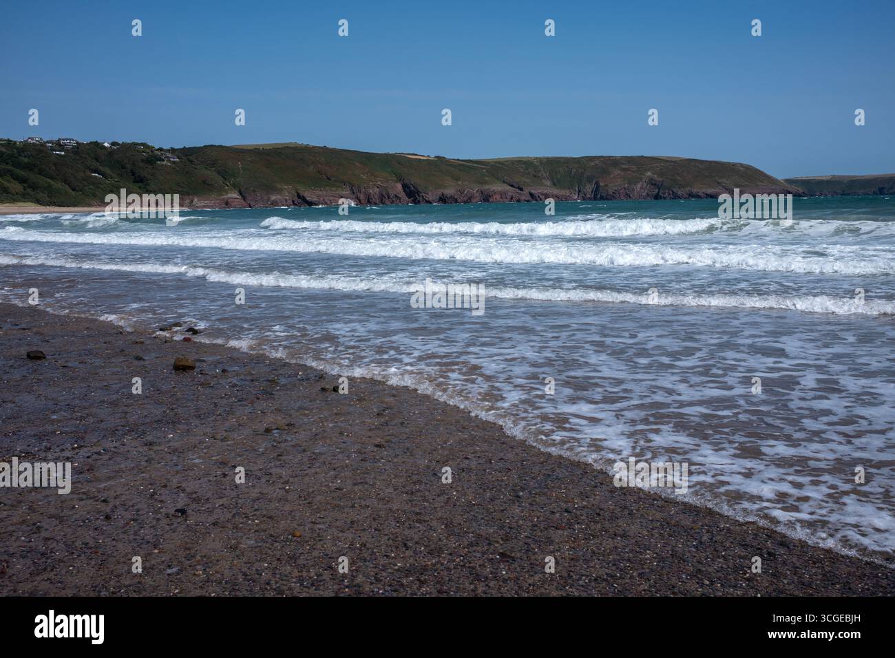 Maree Waves and Rocks on the Beach Freshwater East nel Pembrokeshire West Wales UK Foto Stock
