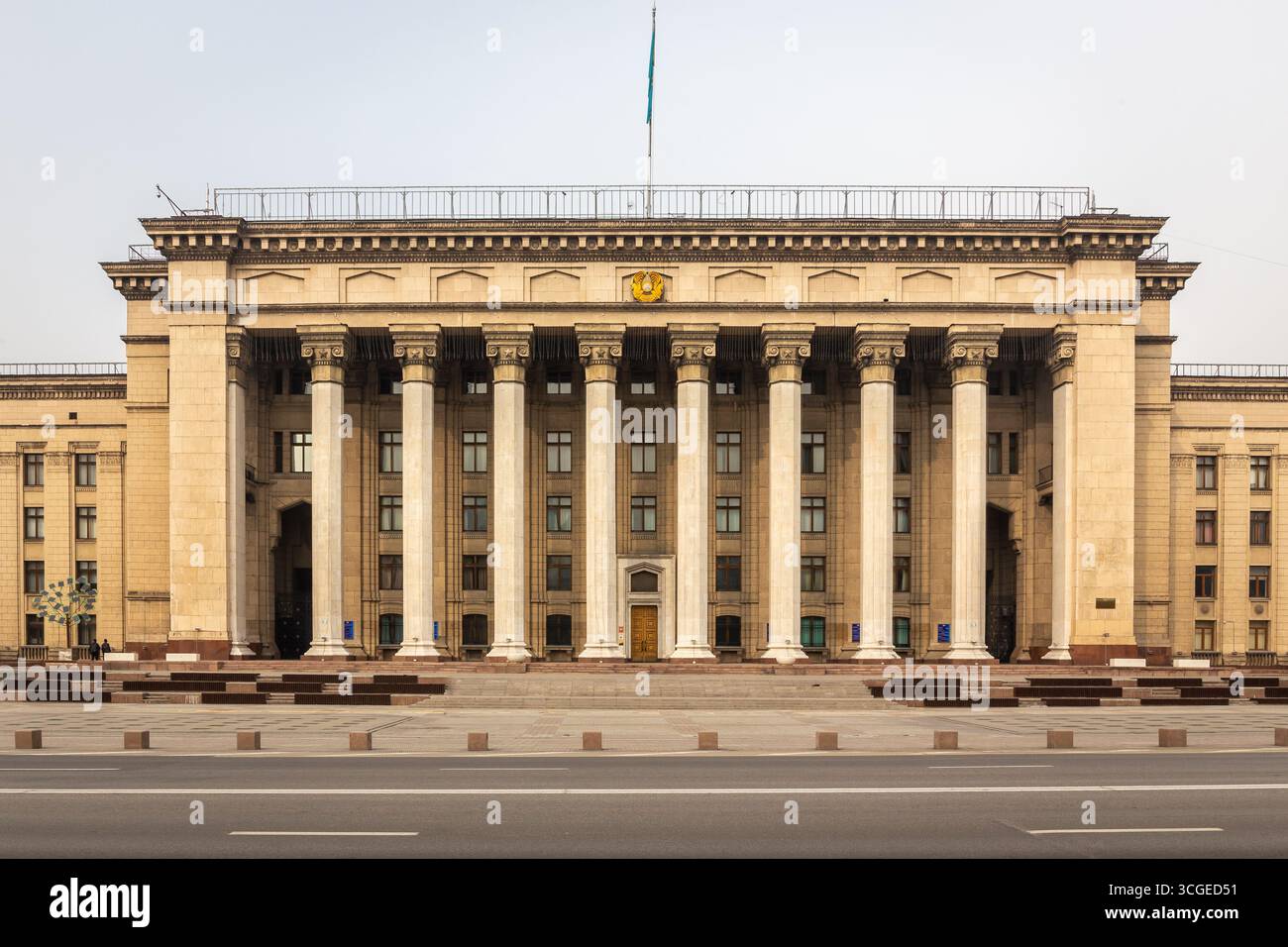 Edificio KBTU (Kazako-British Technical University) (ex sede del governo) in piazza Astana ad Almaty, Kazakistan, architettura monumentale sovietica Foto Stock