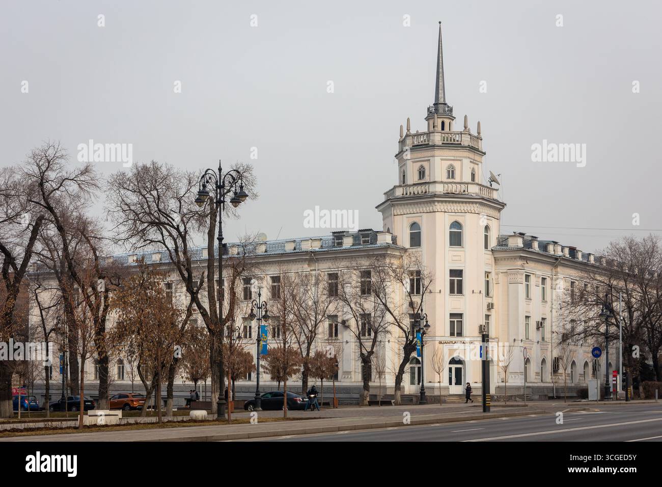Almaty, Kazakistan, 14.02.22. L'ex edificio amministrativo di Kazpotrebsoyuz, ora edificio residenziale, con torre angolare con guglia. Foto Stock