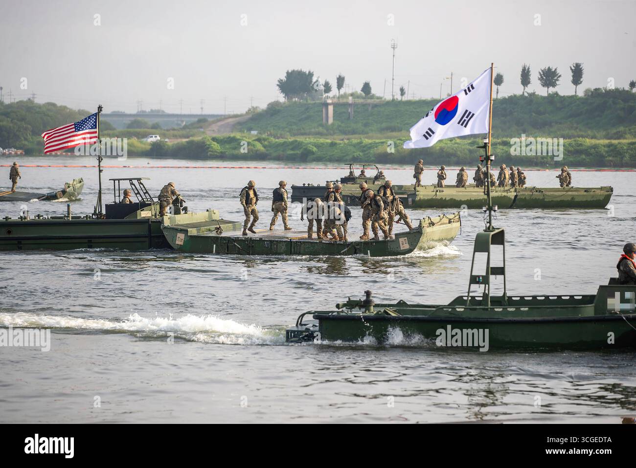 27 agosto 2025 - Yeoju, Corea del Sud: (In questa foto di Handout del Ministero della difesa) ROK Army 7th Corps Engineer Brigade e U.S. Army 11th Engineer Battalion della 2nd Infantry Division i soldati prendono parte a un ponte congiunto vicino al fiume Han meridionale a Yeoju, Corea del Sud il 27 agosto 2025. L'esercitazione di tre giorni inizia lunedì vicino al fiume Namhan a Yeoju, a circa 65 chilometri a sud-est di Seul, coinvolgendo circa 300 soldati e circa 150 pezzi di equipaggiamento, tra cui veicoli anfibi KM3 e sistemi di ponti a nastro, secondo l'esercito. (Foto di Defense Mini Foto Stock
