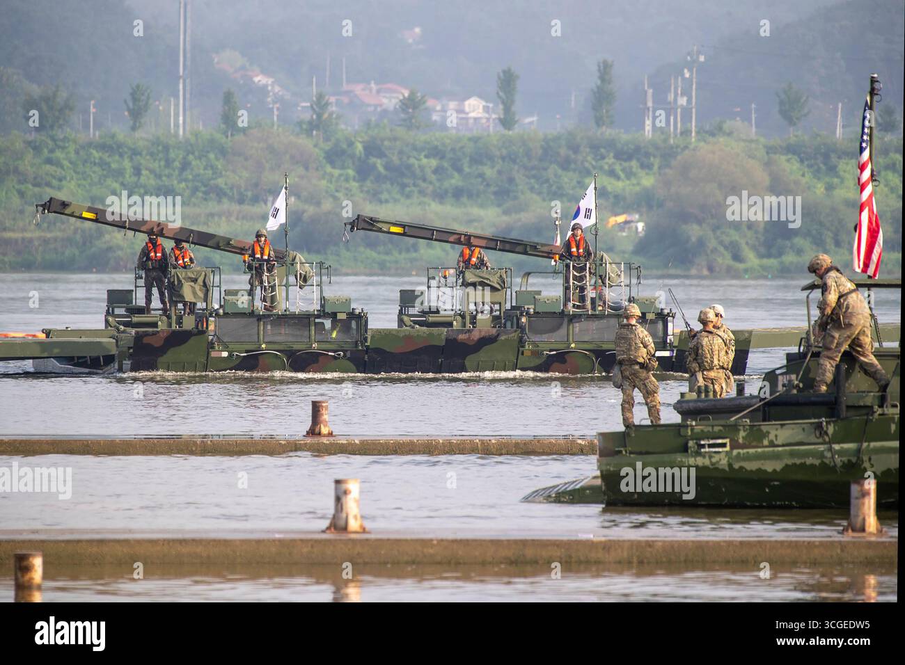 27 agosto 2025 - Yeoju, Corea del Sud: (In questa foto di Handout del Ministero della difesa) ROK Army 7th Corps Engineer Brigade e U.S. Army 11th Engineer Battalion della 2nd Infantry Division i soldati prendono parte a un ponte congiunto vicino al fiume Han meridionale a Yeoju, Corea del Sud il 27 agosto 2025. L'esercitazione di tre giorni inizia lunedì vicino al fiume Namhan a Yeoju, a circa 65 chilometri a sud-est di Seul, coinvolgendo circa 300 soldati e circa 150 pezzi di equipaggiamento, tra cui veicoli anfibi KM3 e sistemi di ponti a nastro, secondo l'esercito. (Foto di Defense Mini Foto Stock