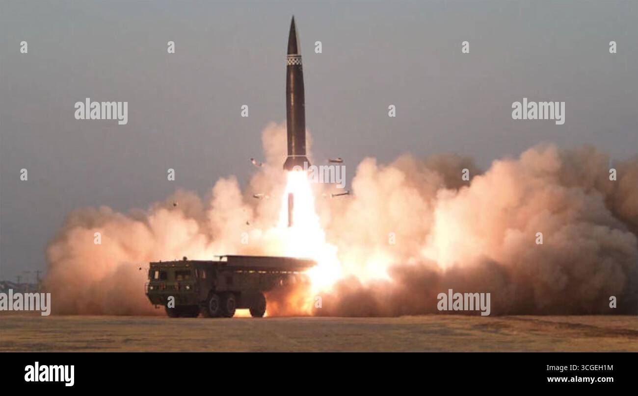 Lancio di missili balistici tattici KN-23B NORDCOREANI Foto Stock