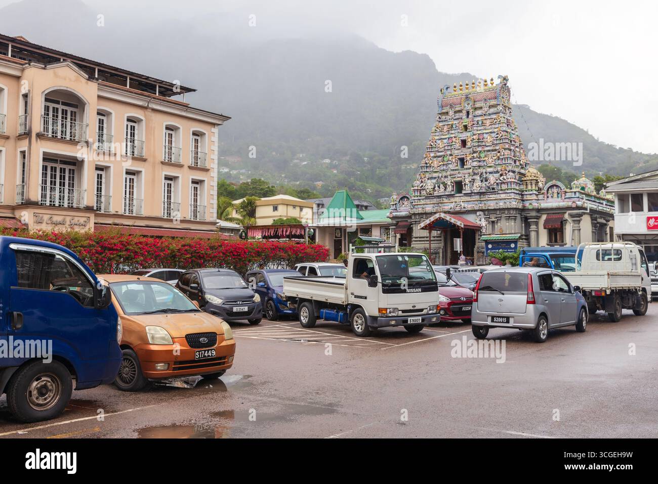 Victoria, Seychelles - 7 agosto 2023: Vista sulla strada con auto parcheggiate, il tempio di Arul Mihu Navasakthi Vinayagar prende il nome da Lord Vinayagar Is o Foto Stock
