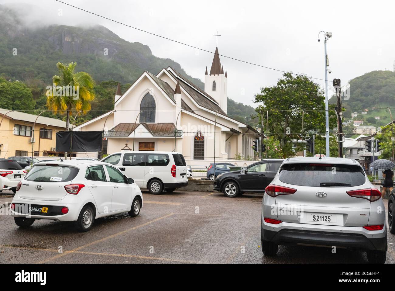 Victoria, Seychelles - 7 agosto 2023: Vista sulla strada urbana con auto parcheggiate e sulla cattedrale di St Paul nella città di Victoria Foto Stock
