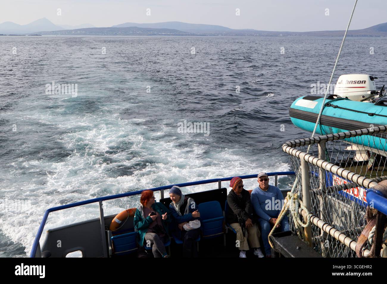 turisti sul traghetto tory dalla terraferma al porto di tory, contea dell'isola di tory, donegal, repubblica d'irlanda Foto Stock