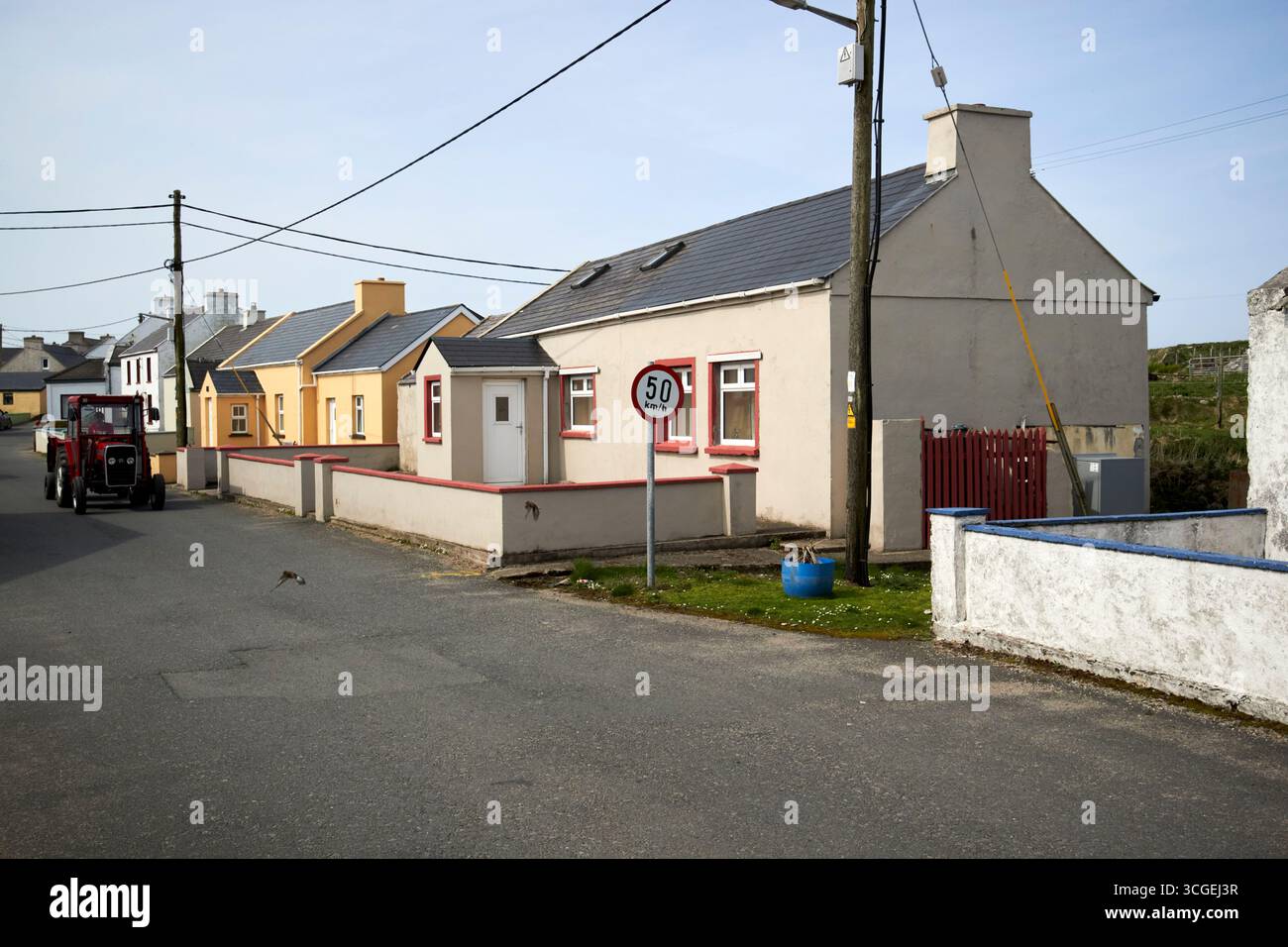 attraversa il villaggio sull'isola di tory, contea di donegal, repubblica d'irlanda Foto Stock